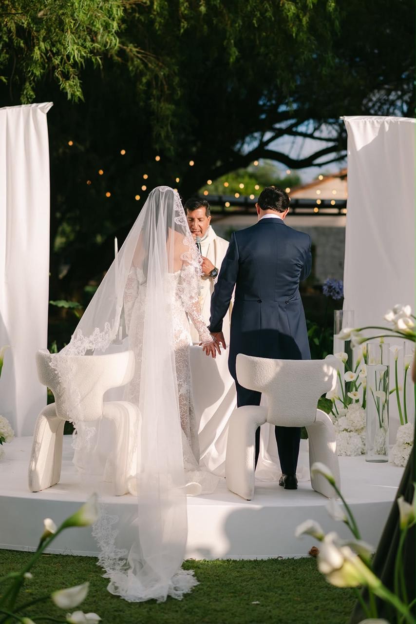 Novios en el altar durante la ceremonia