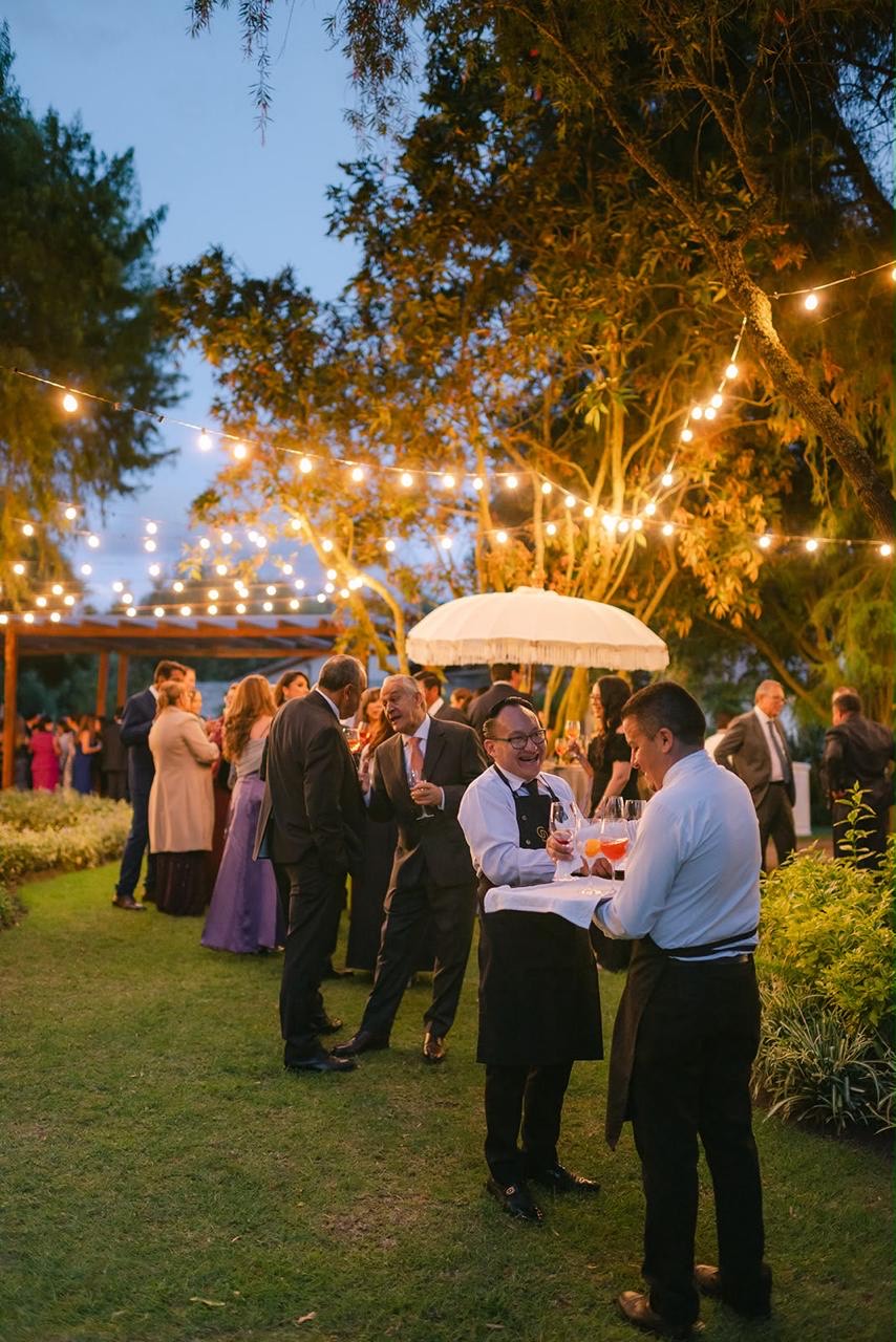 Cóctel de bienvenida con invitados al atardecer