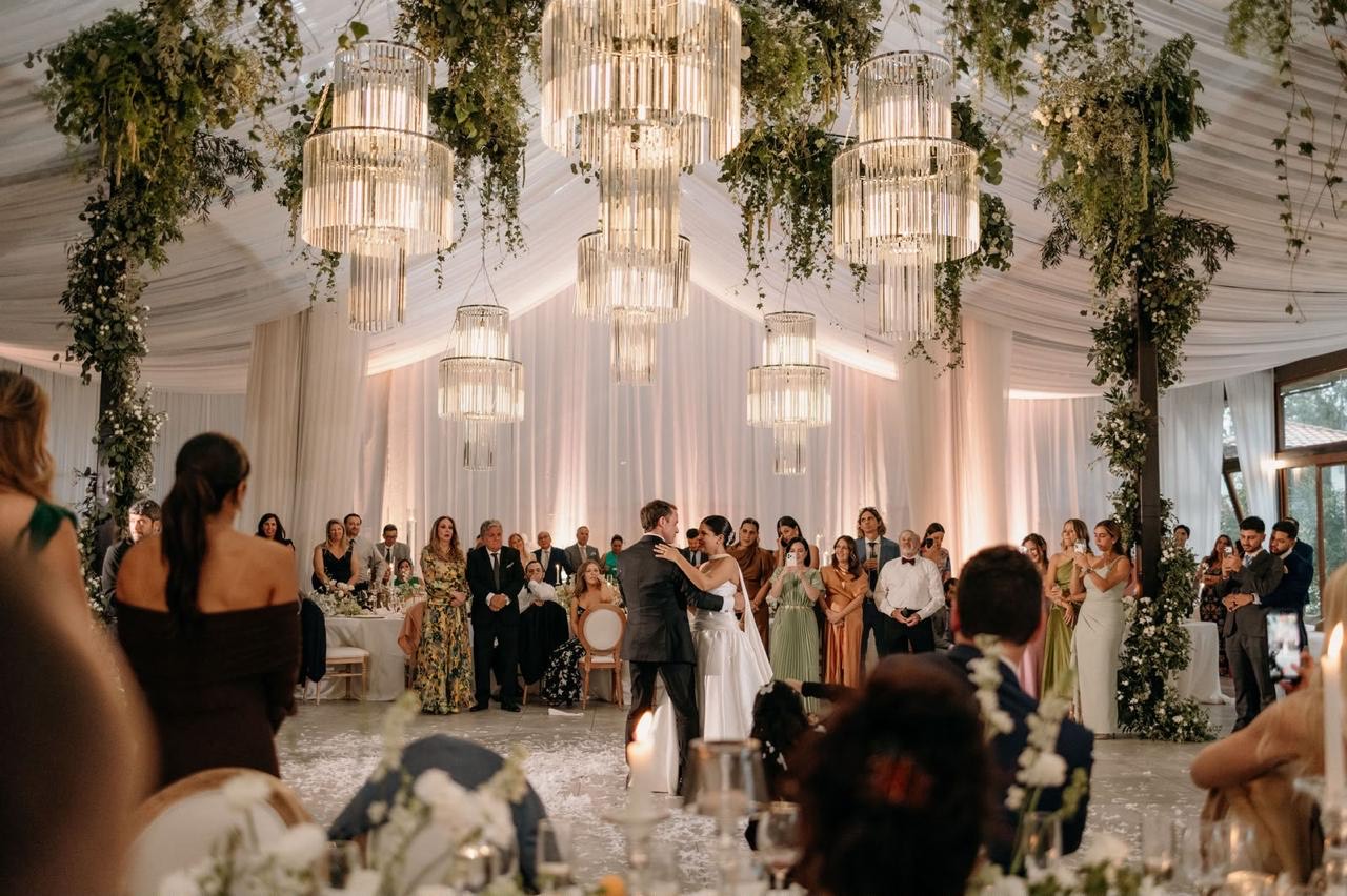 Primer baile de los novios bajo candelabros