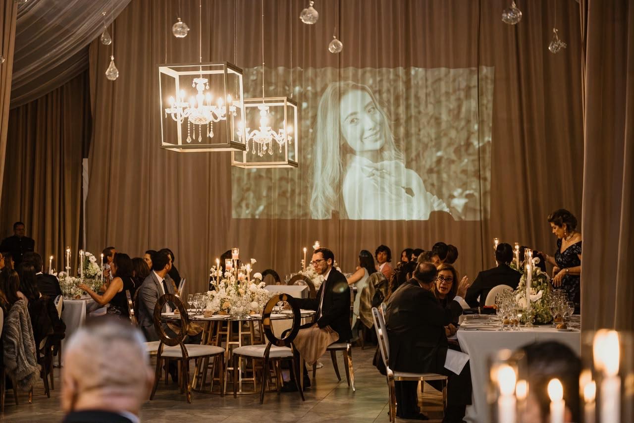 Recepción de boda con proyección de video para los novios