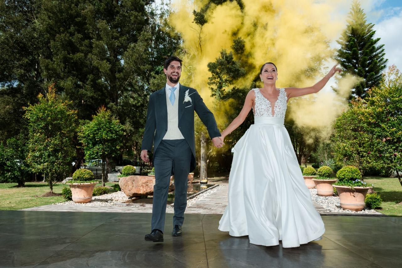 Novios celebrando con humo de color amarillo