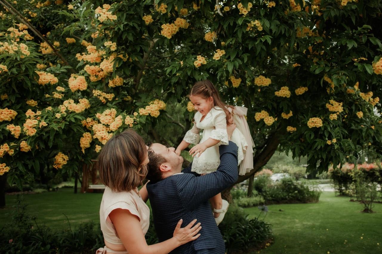 Familia disfrutando de los jardines de Villa Pietra