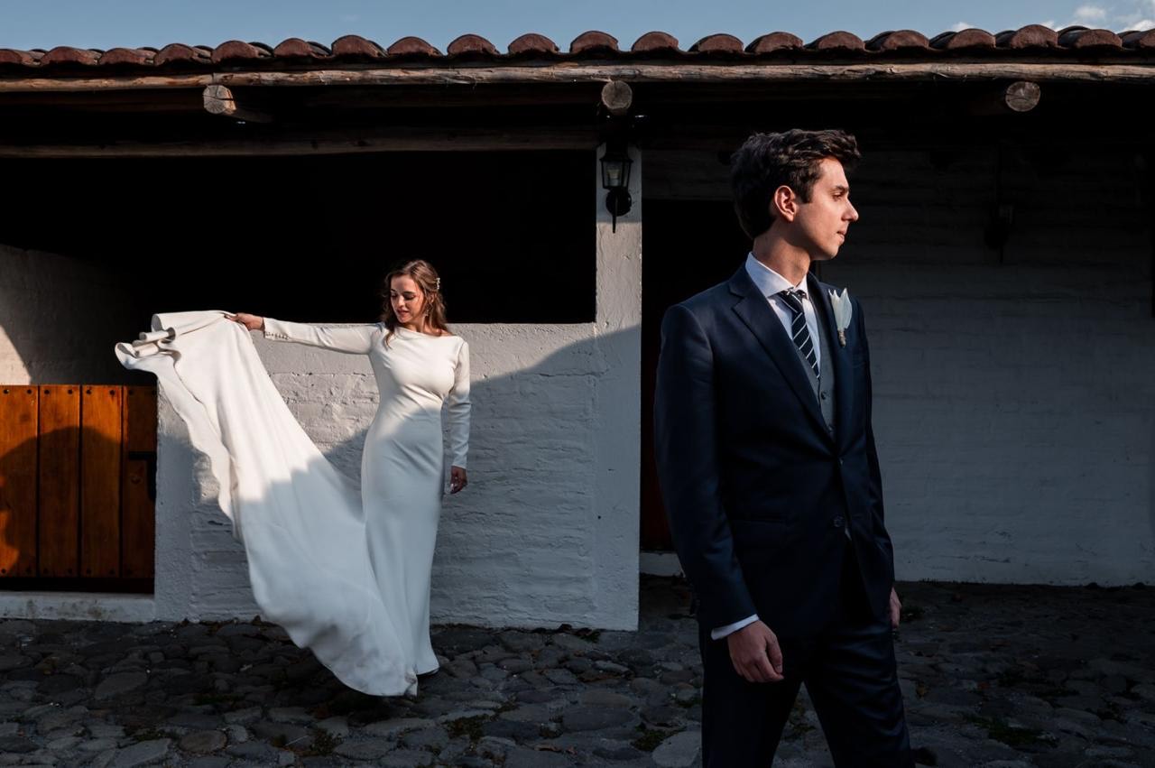 Novia caminando frente a la casona rústica