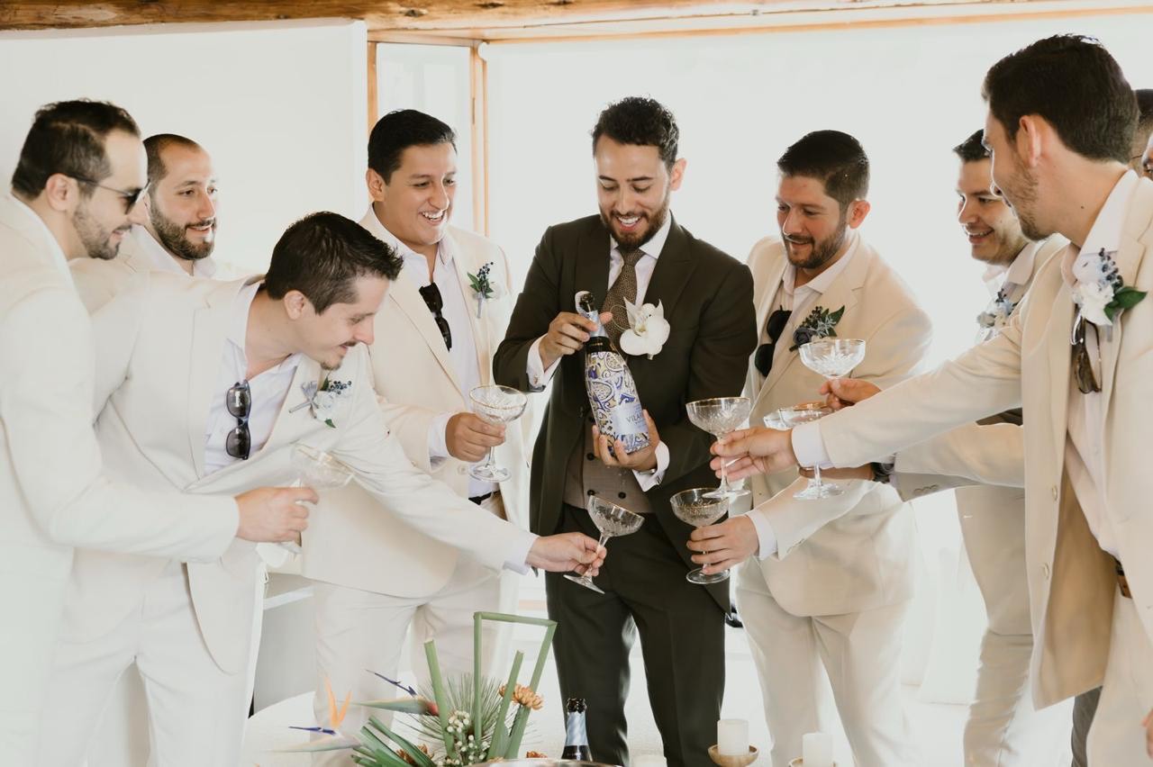 Padrinos brindando antes de la ceremonia