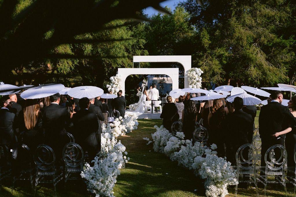 Ceremonia de boda con sombrillas para los invitados