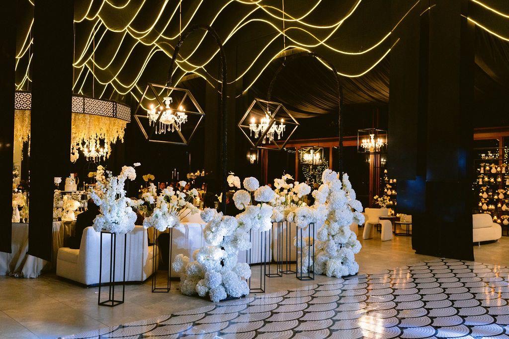 Salón decorado con columnas florales y piso geométrico