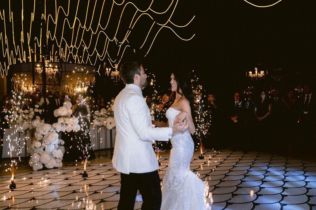 Pareja bailando entre velas en la pista nocturna