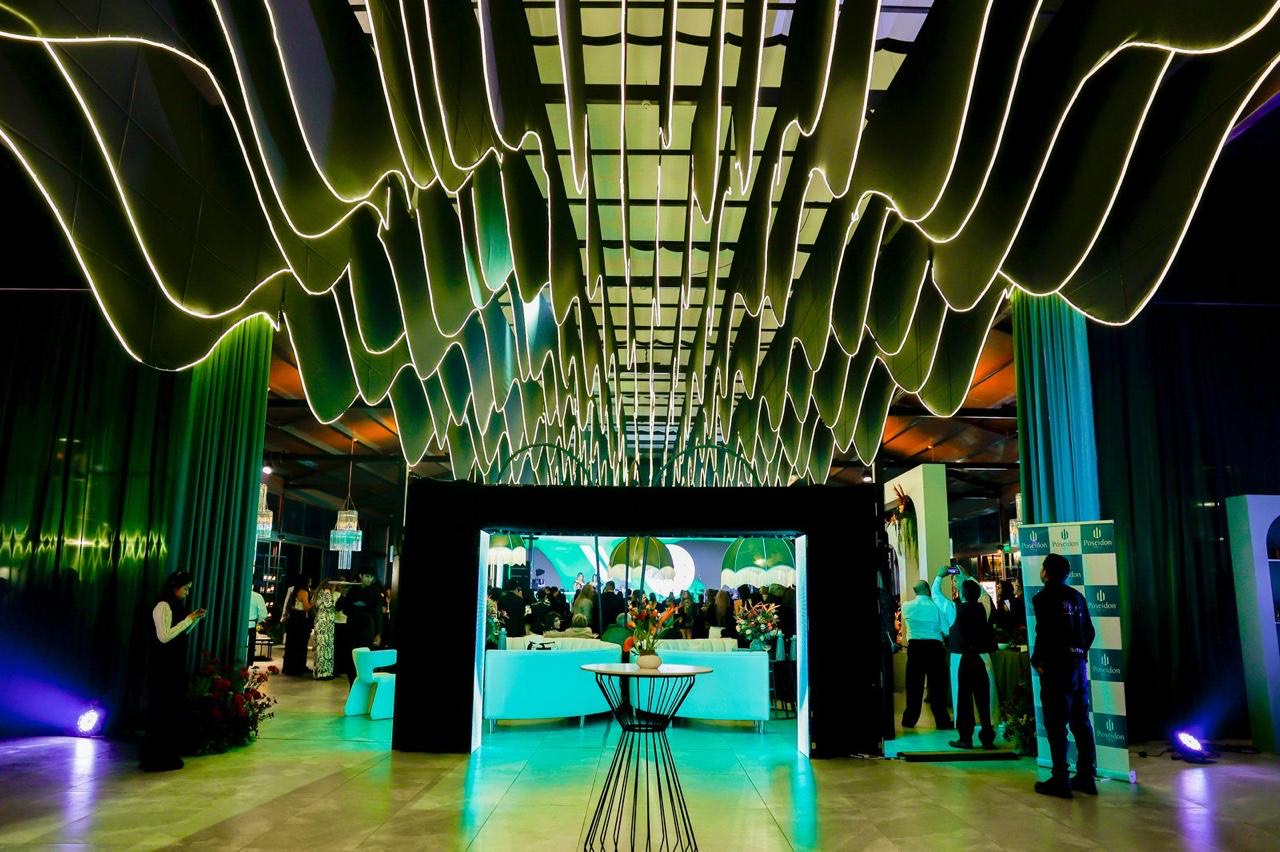 Invitados en evento corporativo con ambientación futurista