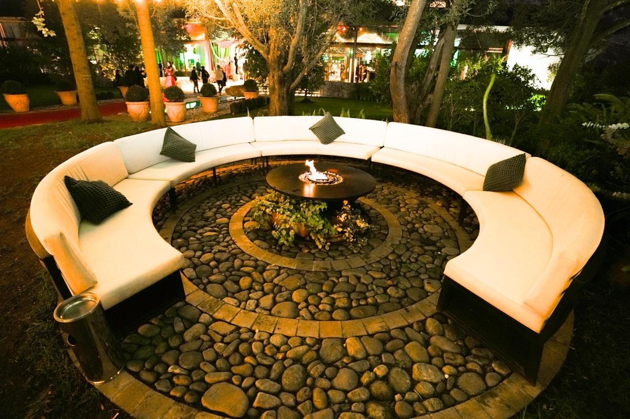 Zona de fogata y lounge en la experiencia Candle Night