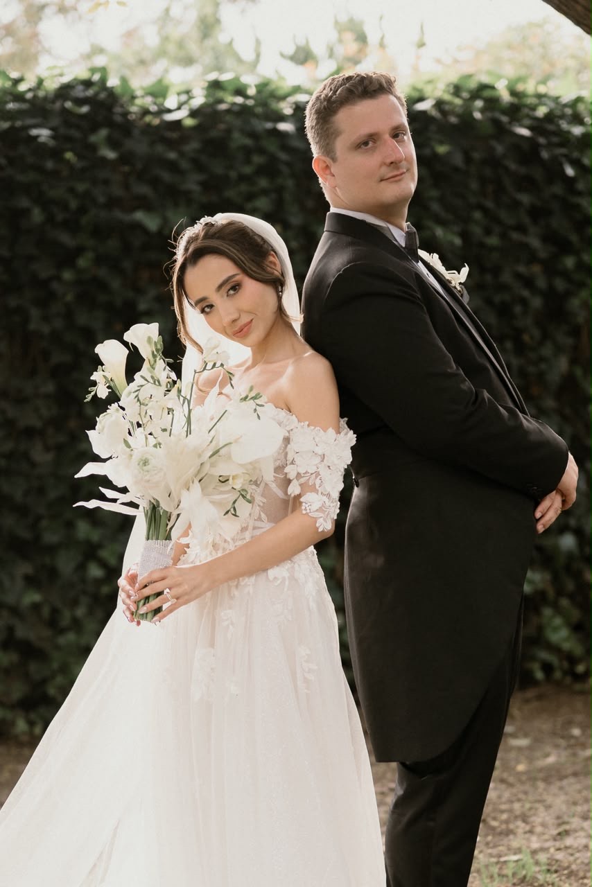 Novios celebrando en la recepción