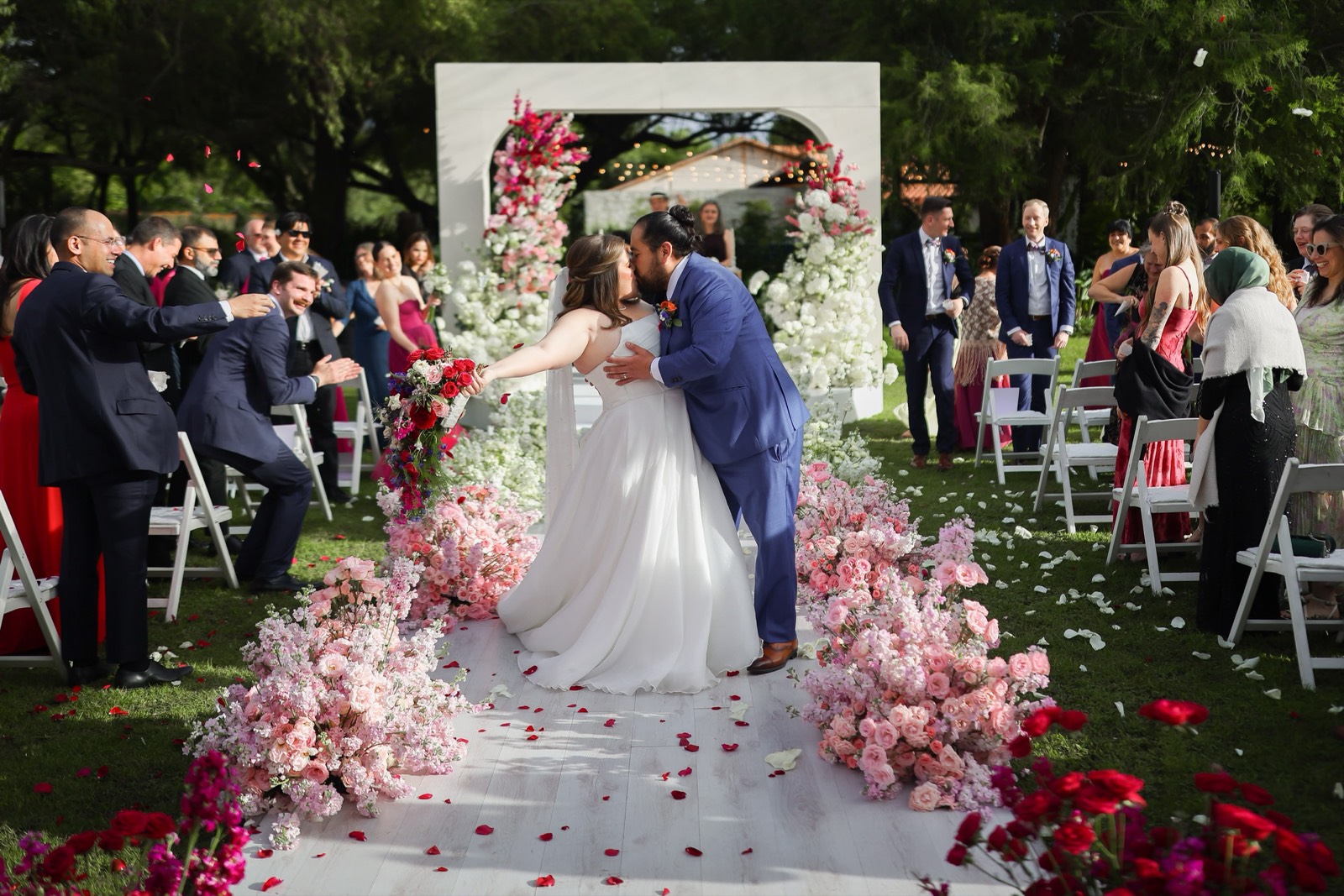 Novios celebrando en la recepción