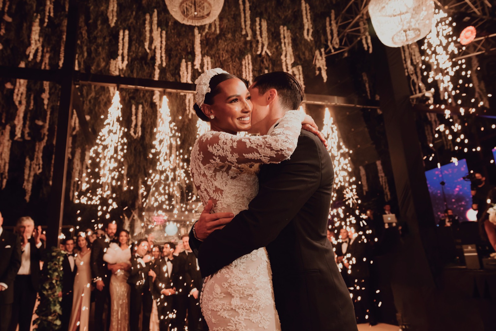 Novios celebrando su primer baile con chispas