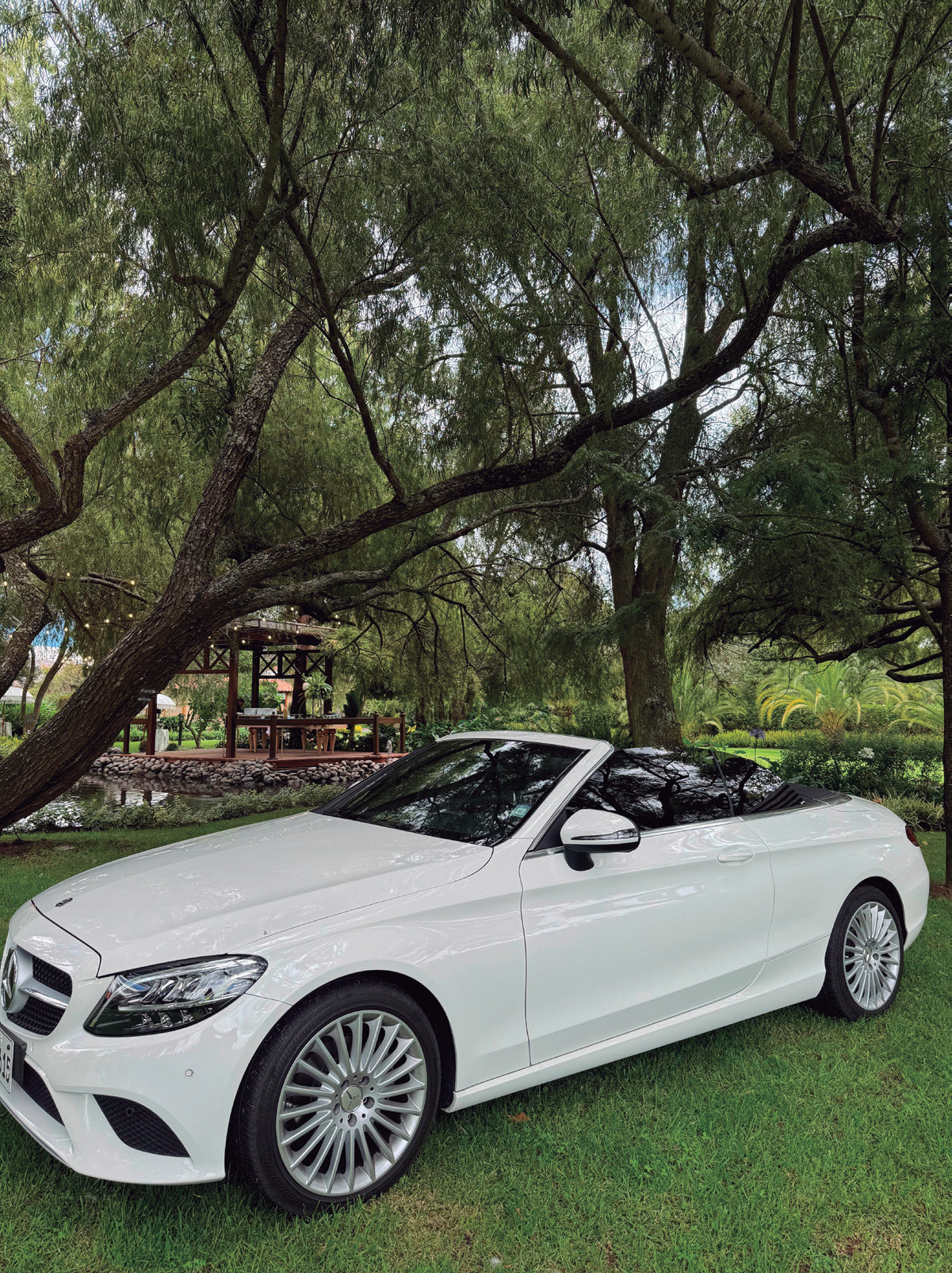Mercedes convertible blanco en Villa Pietra
