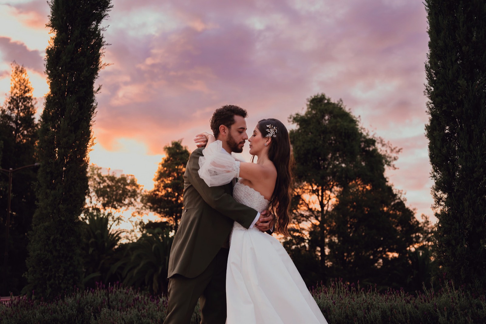 Salida de los novios entre pétalos